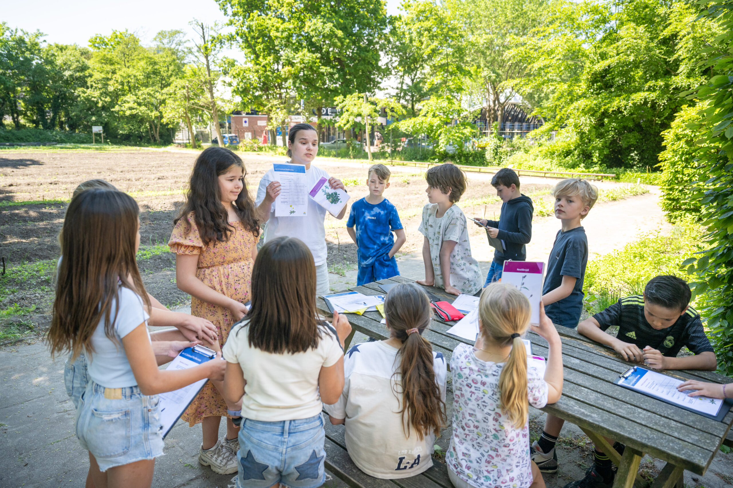 Samen naar buiten op Buitenlesdag: van schoolplein tot campus